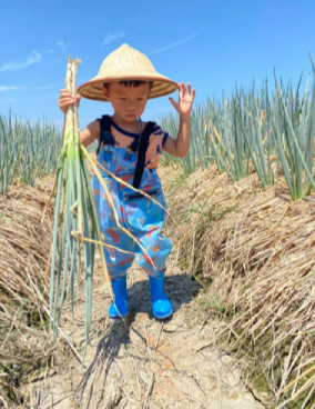 Kids in frog costumes catching loach at the farm | Taiwan Travel, Tour & Journey