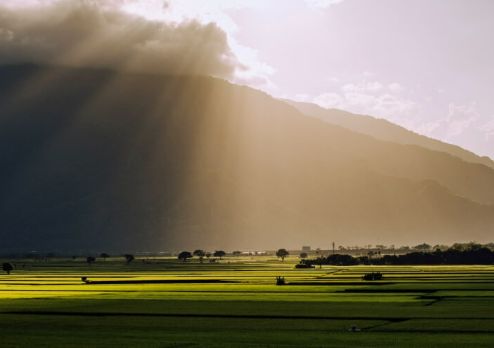 Voyageur méditant face au lever du soleil à Chishang