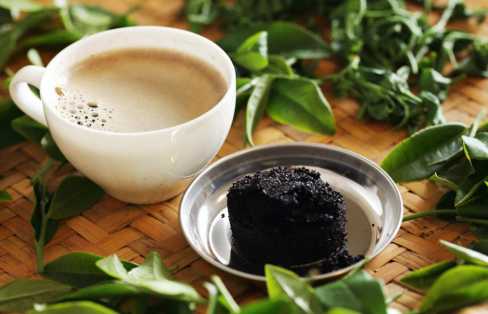 Lugu oolong tea leaves being brewed