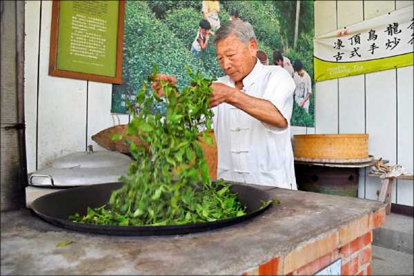 Tea master preparing tea in Lugu