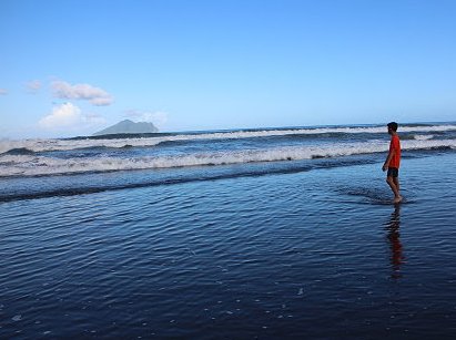 Quiet waves on a hidden Taiwan beach